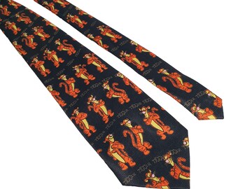 Könnte beinhalten: Eine marineblaue Krawatte mit einem sich wiederholenden Muster der Figur Tigger aus Winnie the Pooh. Der orangefarbene und gelbe Tigger ist vor einem dunklen Hintergrund platziert. Das Wort "Tigger" ist ebenfalls auf der Krawatte aufgedruckt.