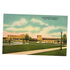 Cartão postal vintage, auditório de escola secundária, meninos da cidade, acabamento em linho de Nebraska, década de 1940