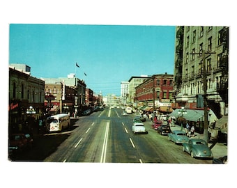 Postal vintage de Douglas Street, Victoria, BC, mirando hacia el norte desde Fort Street
