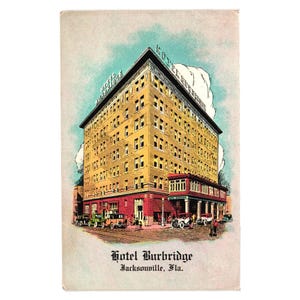 Puede incluir: Postal vintage del Hotel Burbridge en Jacksonville, Florida. La ilustración muestra un edificio alto y amarillo con una base roja y un tejado negro. Coches clásicos y personas se ven frente al hotel, con el nombre del hotel en la parte superior e inferior.