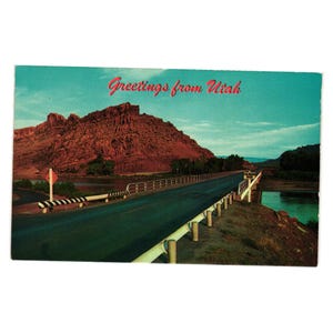 Carte postale vintage Salutations de l'Utah, attraction pittoresque en bord de route du fleuve Colorado