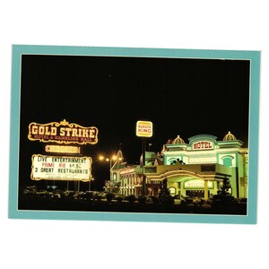 Carte postale vintage Gold Strike Hotel Gambling Hall Evening Lights Jean Nevada