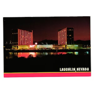 Carte postale vintage Hilton Flamingo Nevada Laughlin Night Lights Lake Casino Vacation