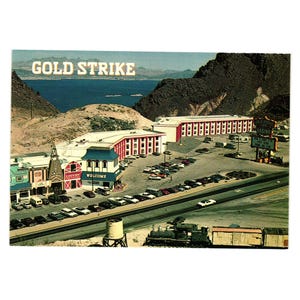 Carte postale vintage Gold Strike Hotel Casino Vacances touristiques Vieilles voitures Boulder City