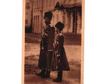Stara pocztówka z żołnierzami w mundurach, początek XX wieku, sepia, L. Patras, Paryż