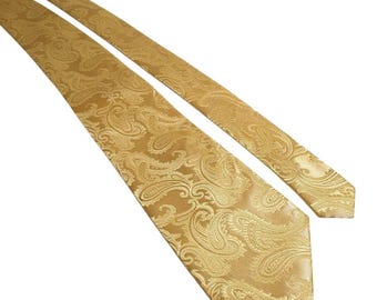 Corbata de seda dorada con estampado paisley, fabricada en Italia por la marca Q, microfibra amarilla. Regalo ideal.