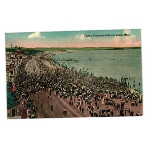 Postal vintage de Tichnor Bros. Domingo por la tarde en la playa Revere, Mass. People Coast