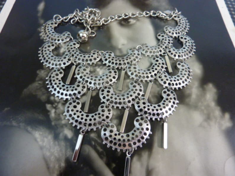 SALE 9.99..STATEMENT RUNWAY signed Sarah Coventry vintage bib necklace