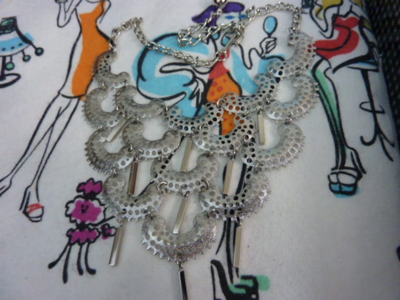 SALE 9.99..STATEMENT RUNWAY signed Sarah Coventry vintage bib necklace