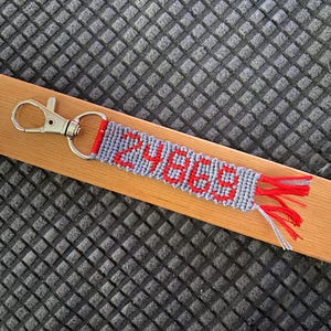 Llavero Airstream de macramé personalizado: números rojos grandes