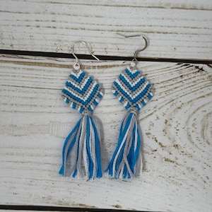 Pendientes con borlas de macramé inspirados en los Detroit Lions