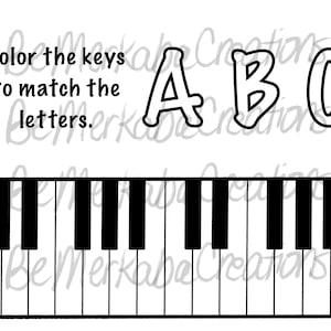 Può includere: Foglio di lavoro educativo in bianco e nero con una tastiera di pianoforte e le lettere A, B e C. Il testo recita: "Colora i tasti per abbinare le lettere."