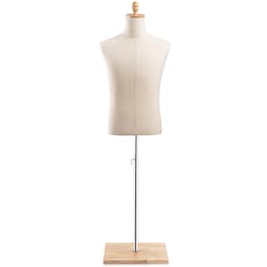 Könnte beinhalten: Eine beige Stoff-Torso-Puppe auf einem verstellbaren silbernen Ständer mit einem Holzsockel.