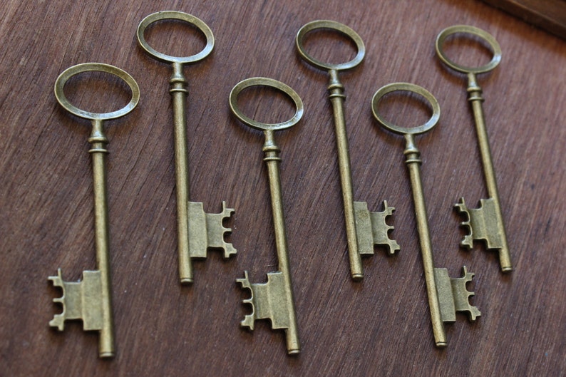 54mm Crown Skeleton Key Charm Or Pendant, Antique Silver, Made In USA, Pack Of 2 - Foto 3