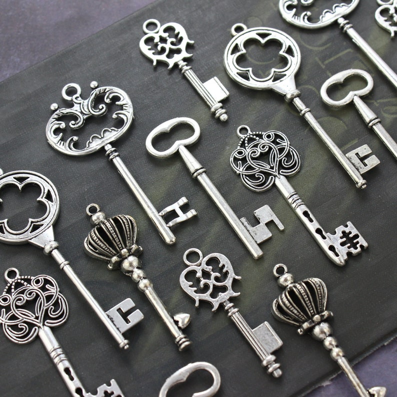 Set of 18 Vintage Style Skeleton Keys Collection Antique Brass Alice in Wonderland Party Wedding Decorations image 5