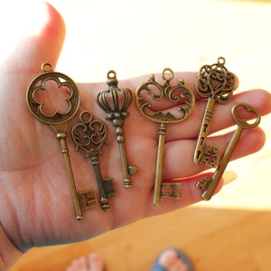 Set of 18 Vintage Style Skeleton Keys Collection Antique Brass Alice in Wonderland Party Wedding Decorations image 4