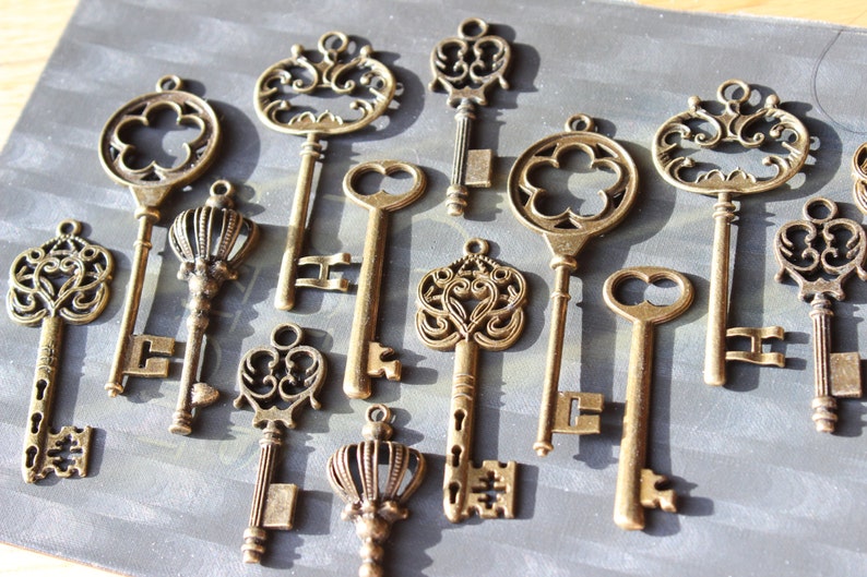 Set of 18 Vintage Style Skeleton Keys Collection Antique Brass Alice in Wonderland Party Wedding Decorations image 3