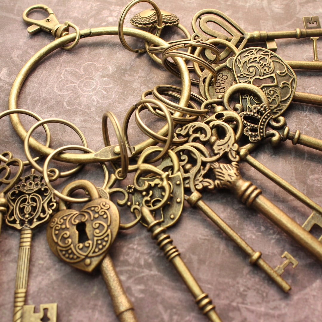 KEY-CHAINS／ANTIQUE／VINTAGE／USA Large Skeleton Key keychain, Antique bronze Finish Key