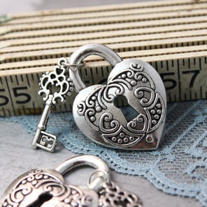 Gran dije de cerradura y llave de corazón de estilo victoriano, plata antigua, suministros Steampunk, llave de boda