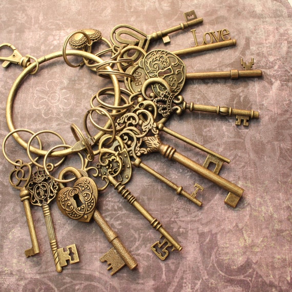 Large 12 Very Heavy Metal Gold Brass Look Skeleton Keys on Large Key –  Treasure Valley Antiques & Collectibles