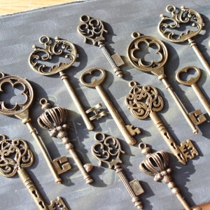 Set of 18 Vintage Style Skeleton Keys Collection Antique Brass Alice in Wonderland Party Wedding Decorations image 1