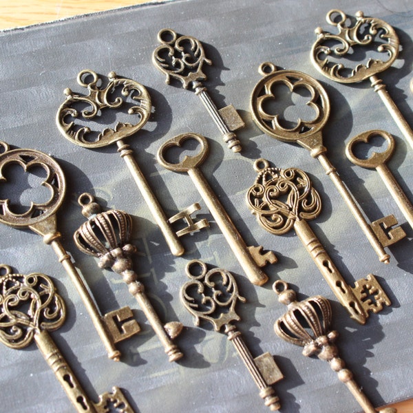 Set of 18 Vintage Style Skeleton Keys Collection Antique Brass Alice in Wonderland Party Wedding Decorations