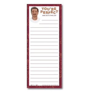 Könnte beinhalten: Ein burgunderfarbener Notizblock mit goldfarbenem Rand und goldfarbenem Blumenmuster. Der Notizblock hat ein weißes, liniertes Innere und eine Schwarzweißillustration eines Mannes mit dem Text "You're Perfect and so is this list".