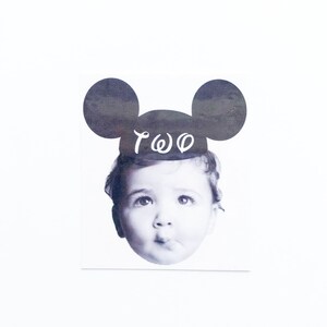 K&ouml;nnte beinhalten: Schwarzwei&szlig;foto eines Babys, das einen Mickey-Mouse-Hut mit dem Wort "ZWEI" tr&auml;gt.