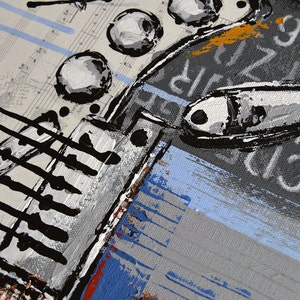 K&ouml;nnte beinhalten: Abstrakte Malerei einer Gitarrenkopfplatte und Saiten. Das Kunstwerk zeigt eine Mischung aus Farben wie Grau, Wei&szlig;, Schwarz, Blau und Orange. Der Hintergrund enth&auml;lt Notenbl&auml;tter und gemalte Buchstaben, wodurch ein texturierter Effekt entsteht.