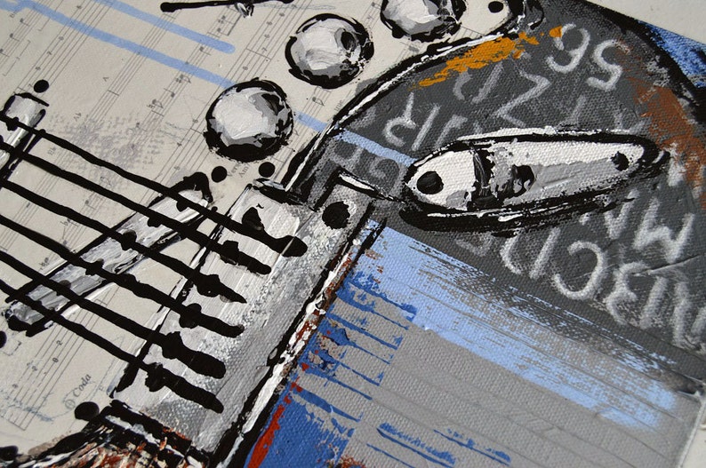 K&ouml;nnte beinhalten: Abstrakte Malerei einer Gitarrenkopfplatte und Saiten. Das Kunstwerk zeigt eine Mischung aus Farben wie Grau, Wei&szlig;, Schwarz, Blau und Orange. Der Hintergrund enth&auml;lt Notenbl&auml;tter und gemalte Buchstaben, wodurch ein texturierter Effekt entsteht.
