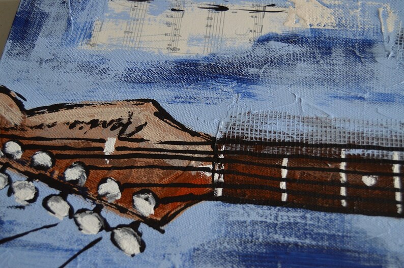K&ouml;nnte beinhalten: Abstraktes Gem&auml;lde mit einer Gitarrenkopfplatte und einem Hals vor hellblauem Hintergrund. Die Gitarre ist in Braun- und Wei&szlig;t&ouml;nen gehalten, mit einem dunkelbraunen Griffbrett. Der Hintergrund enth&auml;lt Noten.