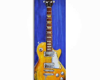 Peut inclure: Peinture verticale d'une guitare électrique jaune sur fond bleu. La guitare a un manche marron, un pickguard blanc et des pièces argentées. L'œuvre est une représentation vibrante d'un instrument classique.