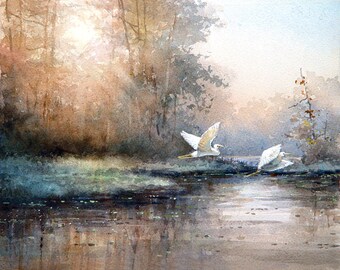 Garcetas volando sobre el bosque y el lago al amanecer: Impresión giclée de pintura en acuarela