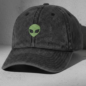 Geborduurde buitenaardse hoed, ufo's zijn echt, groene buitenaardse hoofdhoed, pet met ruimtethema, eigenzinnige geborduurde hoed, kosmische mode,