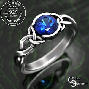 Puede incluir: Un anillo de plata con un nudo celta y una piedra preciosa de zafiro azul. El anillo está hecho de plata de ley y es libre de níquel. El anillo está hecho a mano en los Estados Unidos.
