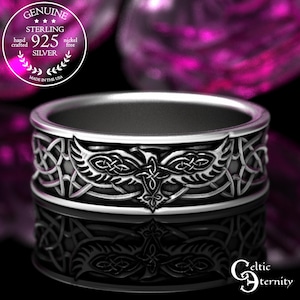 Può includere: Un set di tre tazze in ceramica con finitura opaca e macchiettata. Le tazze sono nei toni del crema, grigio chiaro e grigio scuro. Ogni tazza ha un design semplice e minimalista.