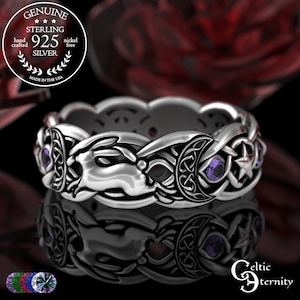 Puede incluir: Un anillo de plata de ley con un diseño celta, con intrincados nudos, figuras de animales y piedras preciosas moradas. El anillo no contiene níquel y está hecho a mano en los EE. UU. El texto "Celtic Eternity" es visible.