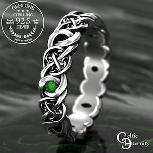 Peut inclure: Bague en argent sterling avec un nœud celtique et une pierre précieuse verte. La bague est fabriquée à la main et sans nickel. L'étiquette indique "GENUINE STERLING 925 SILVER" et "MADE IN THE USA".