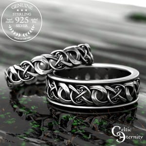 Könnte beinhalten: Zwei silberne Ringe mit keltischen Knoten und filigranen Designs. Die Ringe sind aus Sterlingsilber und nickelfrei. Die Ringe werden in den USA hergestellt.