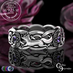 Puede incluir: Un anillo de plata de ley con un diseño de nudo celta, con un zorro y piedras preciosas moradas. El anillo está hecho a mano y sin níquel, con el texto "GENUINE STERLING 925 SILVER" y "MADE IN THE USA".