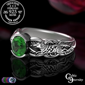 Puede incluir: Un anillo de plata de ley con una gran gema verde de corte ovalado. La banda presenta un diseño de nudo celta con figuras de lobos. El anillo está hecho a mano y no contiene níquel, hecho en los EE. UU.