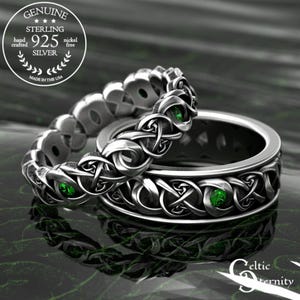Puede incluir: Dos anillos de plata de ley con diseños de nudos celtas y detalles de piedras preciosas verdes. Los anillos están hechos a mano y no contienen níquel. La imagen incluye el texto "Genuine Sterling 925 Silver" y "Made in the USA."