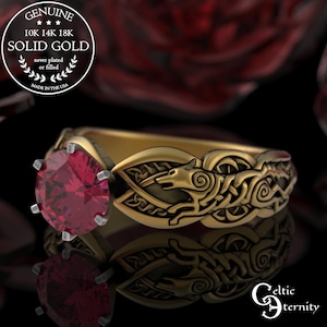 Puede incluir: Un anillo dorado con una gran gema roja redonda. El anillo presenta un diseño de nudo celta con un motivo de lobo. El anillo es de oro macizo y está hecho en los EE. UU.