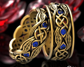 Op de afbeelding: Twee gouden ringen met Keltische knopen en blauwe edelstenen. De ringen zijn met elkaar verweven en hebben ingewikkelde ontwerpen.