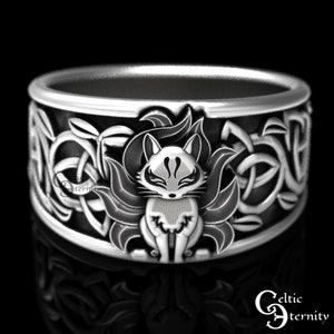Pu&ograve; includere: Un anello d'argento con un designo a nodo celtico e un'immagine stilizzata di una volpe a nove code al centro.