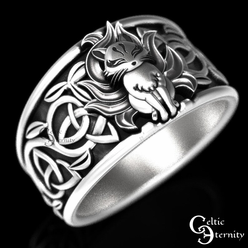 Pu&ograve; includere: Un anello d'argento con un designo a nodo celtico e una volpe dettagliata con nove code. L'anello &egrave; un pezzo di dichiarazione con dettagli intricati.