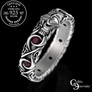 Puede incluir: Un anillo de plata de ley con un diseño de Claddagh, con un corazón, manos y una corona. El anillo tiene un patrón de nudo celta con tres piedras preciosas rojas. El anillo está marcado "925 Silver" y "Made in the USA".