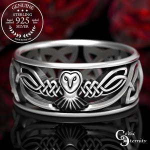 Può includere: Un anello in argento sterling con un design a gufo. L'anello presenta un gufo dettagliato al centro, circondato da nodi celtici. L'anello è contrassegnato con "925 Silver" e "Made in the USA".
