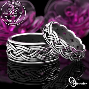 Op de afbeelding: Twee sterling zilveren ringen met een gevlochten patroon. Een cirkelvormig zegel in de linkerbovenhoek leest: GENUINE STERLING 925 SILVER hand crafted nickel free MADE IN THE USA. De tekst Celtic Eternity is zichtbaar in de rechterbenedenhoek.