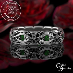 Puede incluir: Una banda de eternidad celta de plata de ley con piedras preciosas verdes y un diseño de cardo. La banda está hecha en los Estados Unidos y es libre de níquel. La banda está inscrita con "Genuine Sterling 925 Silver".